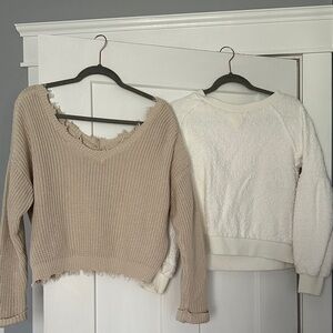 Cozy Beige and White cropped sweaters size
Small
